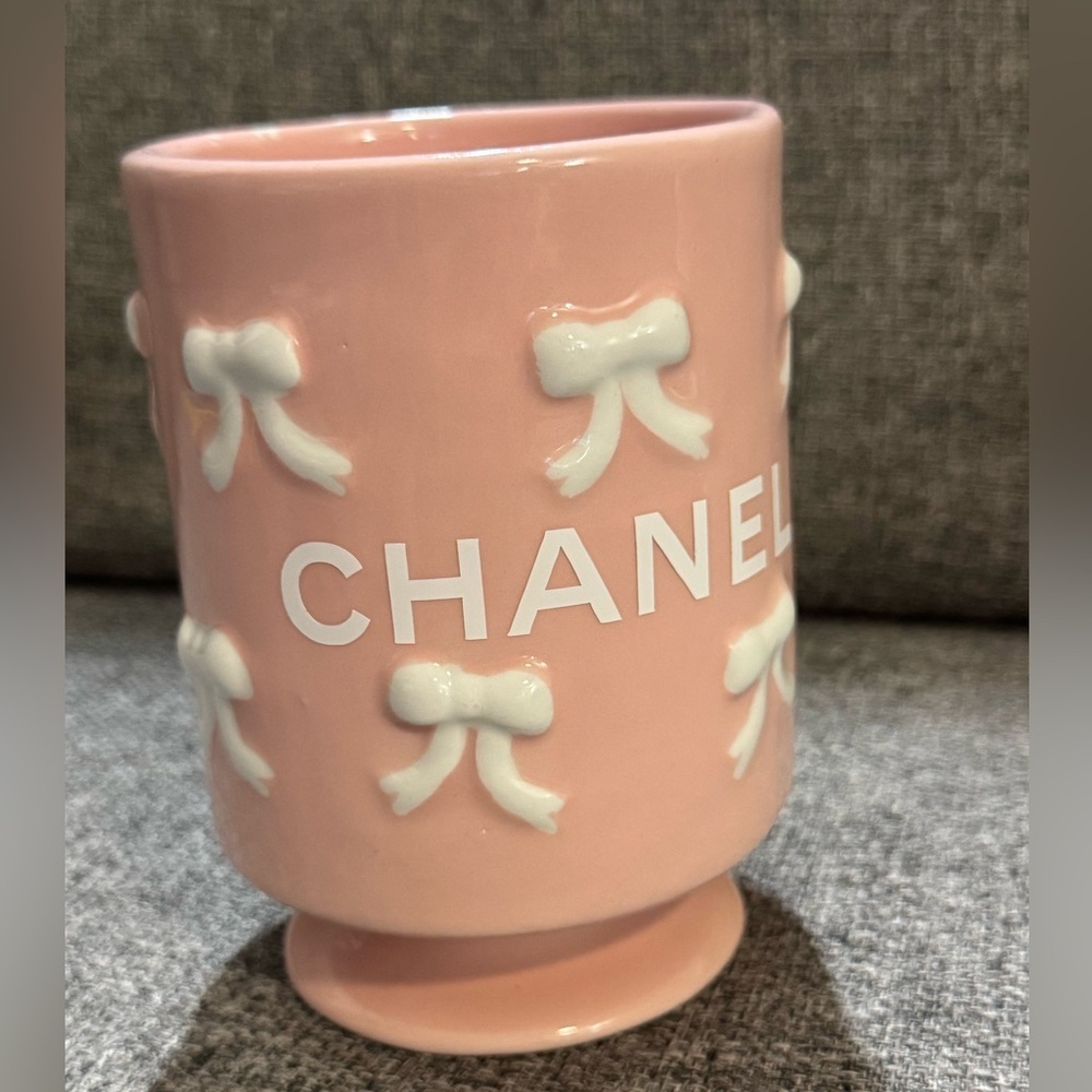 ❗️LAST❗️CHANEL Pink and White Brush Holder - Picture 7 of 7